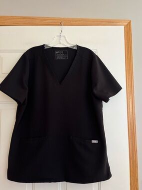 Women’s Figs Casma FW1100 black short sleeve V neck 3 pocket scrub shirt. XL